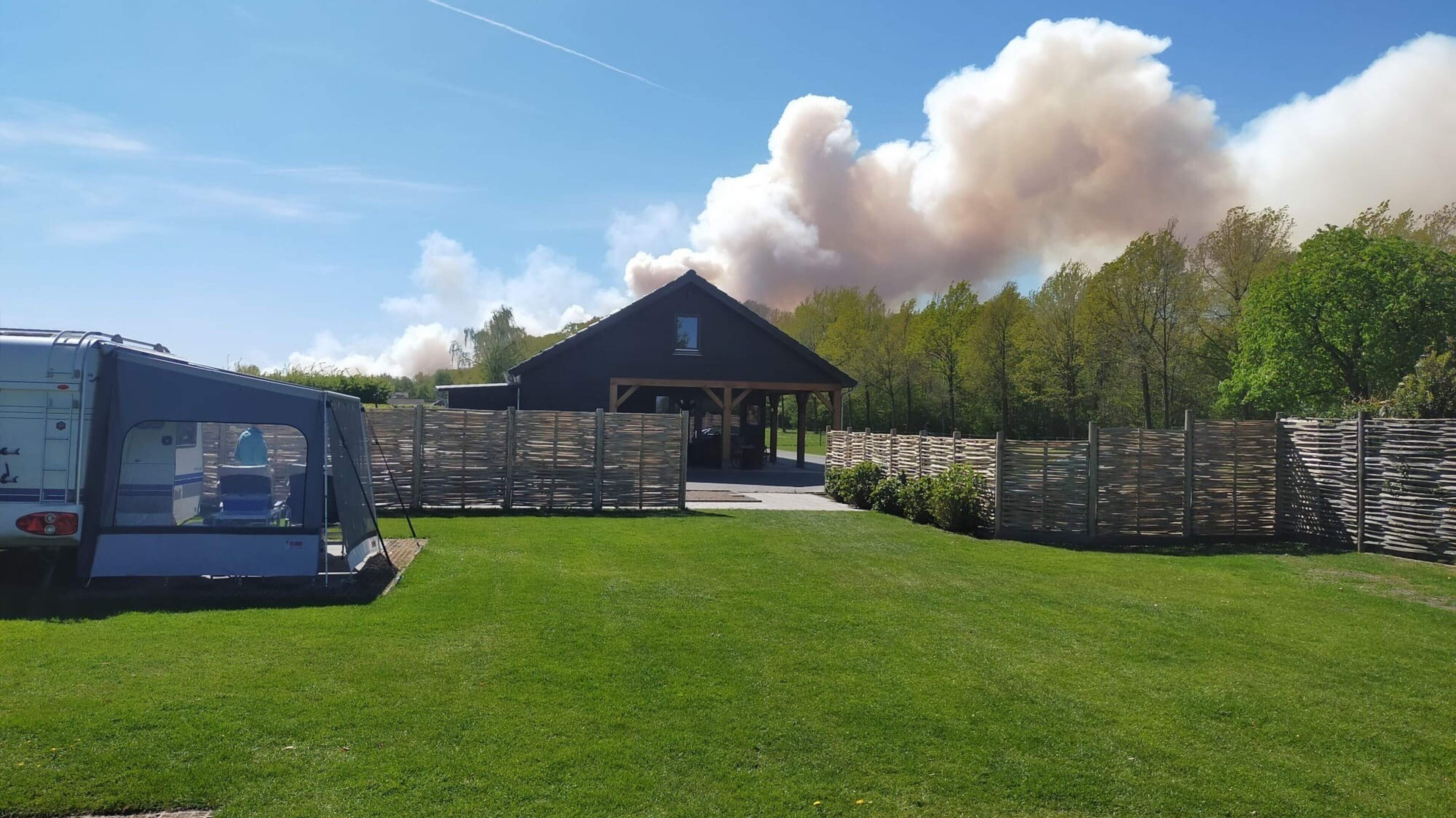 Paniek op campings vanwege grote natuurbrand ’t Harde: ’Hele park ontruimd en alle boekingen geannuleerd’